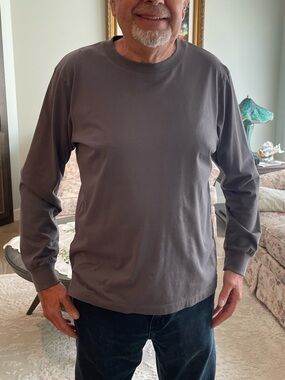 UNIQLO Men's Crew Neck Tee in Taupe Gray